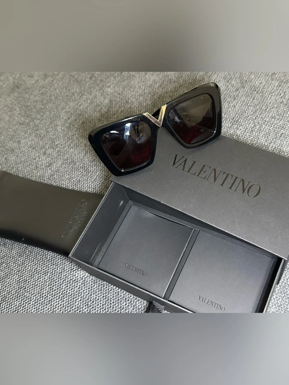 VALENTINO V-GOLDII Oversized Butterfly Sunglasses NIB Authentic Black/Smoke Grey - Picture 4 of 11